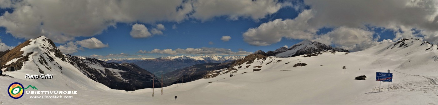 49 Al Passo San Marco (1992 m) vista verso Valtellina e Alpi Retiche.jpg